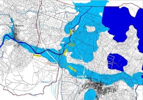 La crue de 1999 dans la basse vallée de la Berre (la crue en bleu clair, le bleu foncé étant les étangs). On devine Villefalse dans le coude de la Berre au centre des trois branches. Branche de gauche, l'amont, sous Portel ; branche de droite, l'ancien lit, au nord de Sigean et jusqu'au Pavillon, tout à fait à droite ; branche du haut, le lit actuel, par le Hameau du Lac, et la large déverse en rive droite, dans la plaine du Lac.