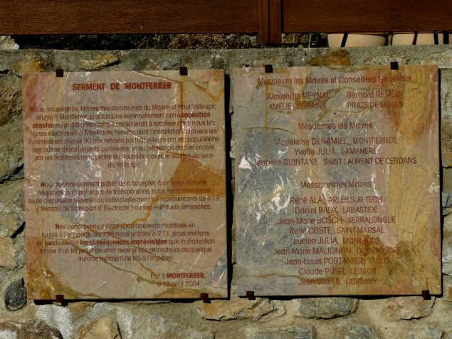 Dans le village de Montferrer, la plaque du "Serment de Montferrer" prêté par les maires du Vallespir.