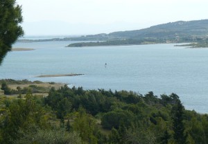 Leucate se distingue des autres communes par son fort développement touristique (ici, l'étang de Leucate dans sa partie septentrionale : le Paurel) mais aussi immobilier.